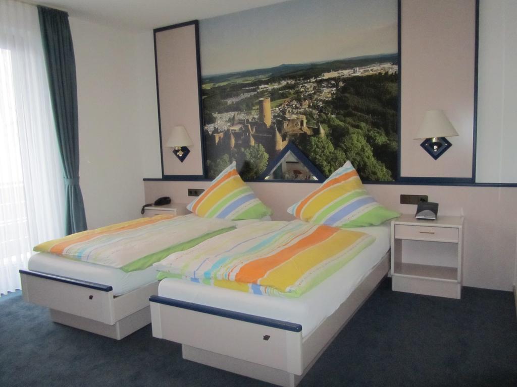 Hotel Zur Burg Nuerburg Dış mekan fotoğraf