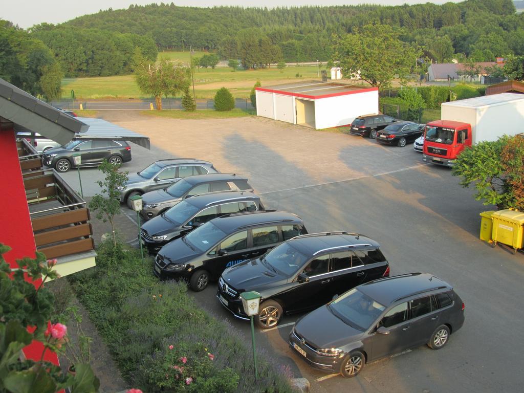 Land-Gut-Hotel Zur Burg Nuerburg Dış mekan fotoğraf