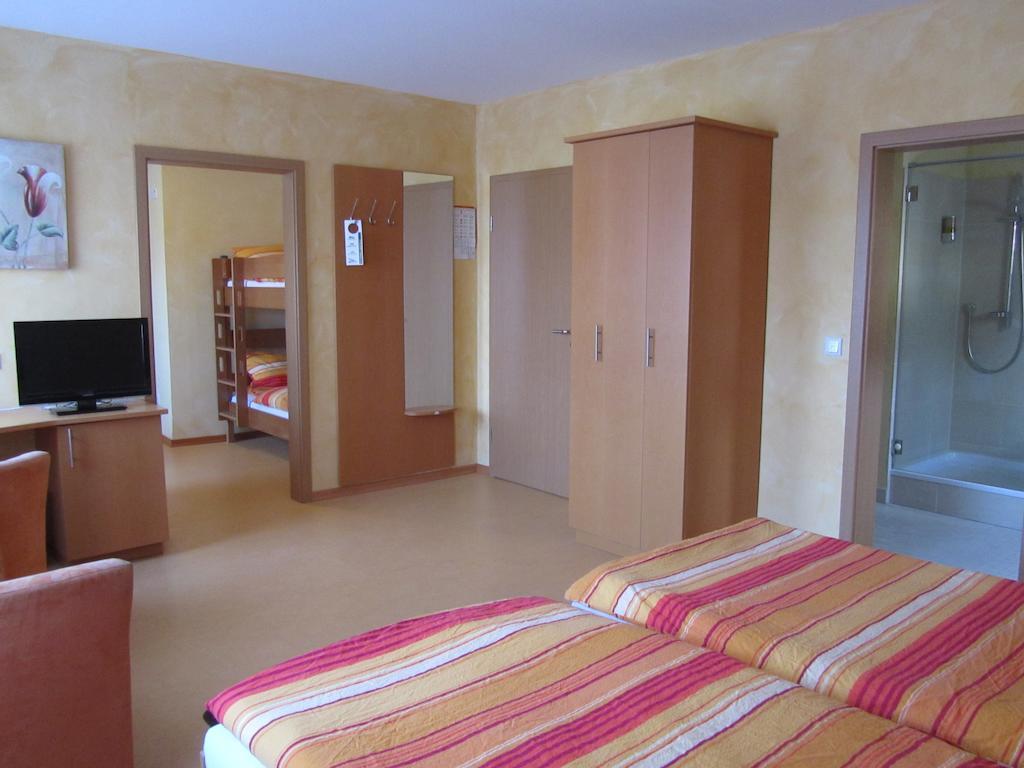 Hotel Zur Burg Nuerburg Oda fotoğraf