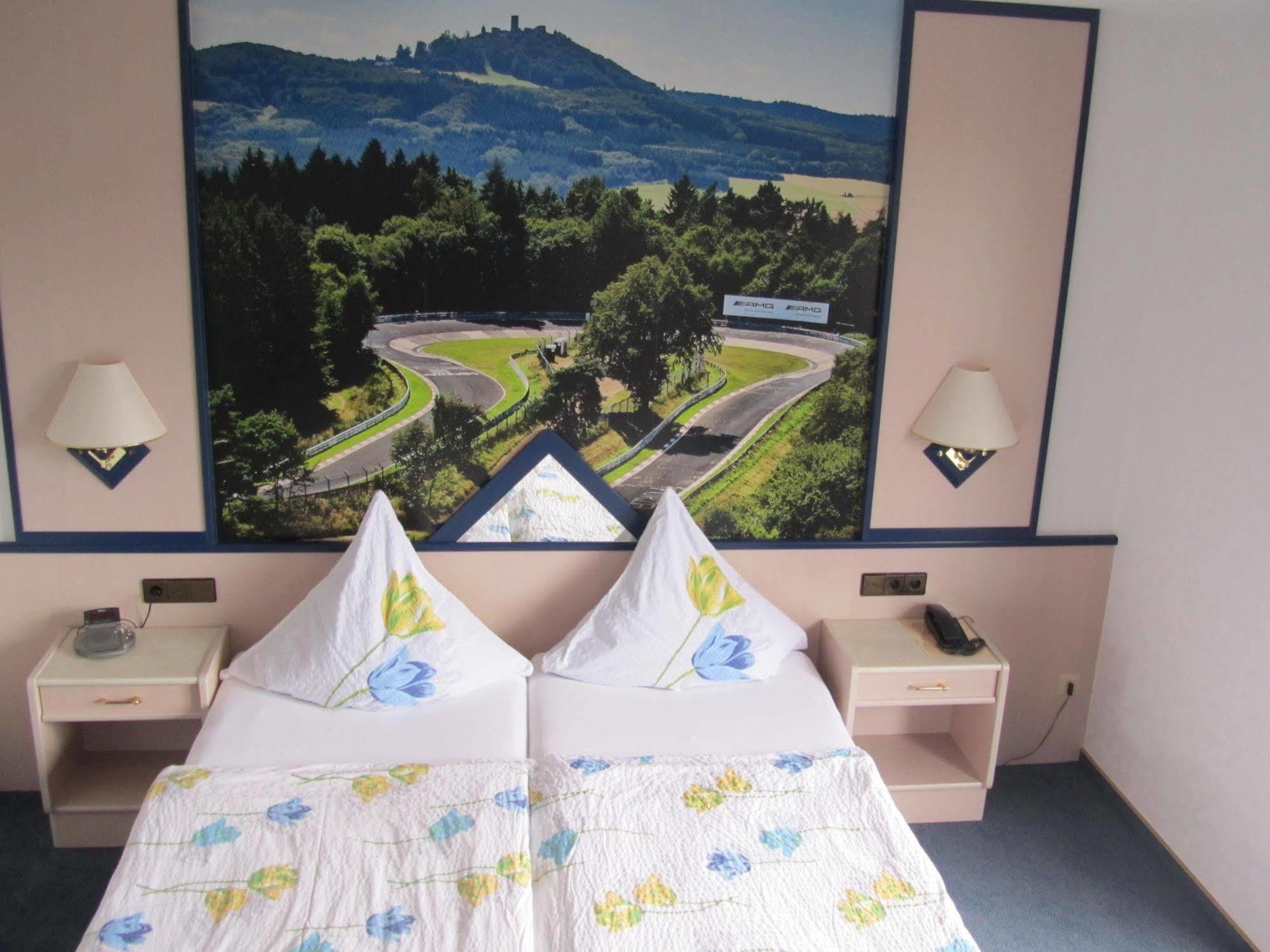 Hotel Zur Burg Nuerburg Dış mekan fotoğraf